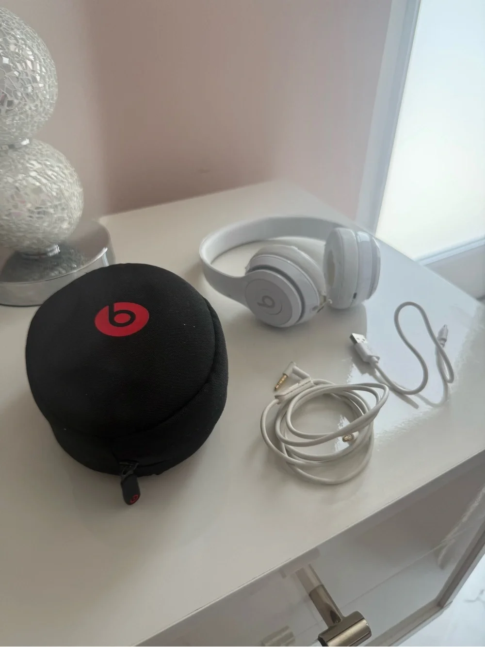 Beats Solo3 Wireless White Bluetooth Headphones- Cracked Pads USED